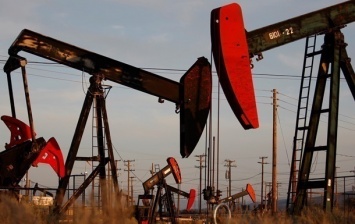 Цена на нефть опустилась ниже 59 долларов