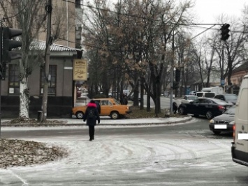 В Запорожье произошла авария: ВАЗ врезался в здание (фото)