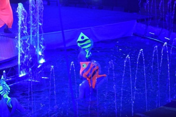 В Запорожье устроили Новый год среди фонтанов - фото