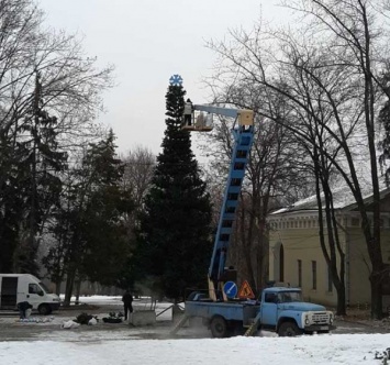 Сегодня в парке Шевченко Днепра зажглась красавица-елка