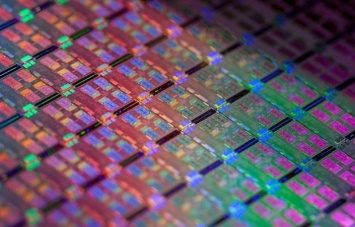 Intel решит проблему дефицита процессоров инвестициями в производства по всему миру