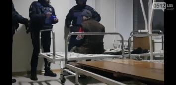 В Николаеве с полицией выгоняли бездомного, который хотел переночевать на больничной койке