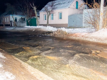 Ночью в Днепре произошел прорыва водопровода: улица превратилась в реку