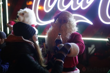 По Одессе ездил новогодний грузовик Coca-Cola и раздавал газировку за песни