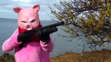 Поросенок "в законе": Одесский зоопарк снял новогодний шансон-клип, где вооруженная свинья преследует собаку