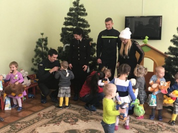 Криворожские спасатели поздравили малышей из Дома ребенка