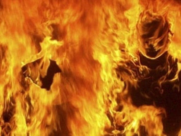 На глазах у жены: в Харькове мужчина пытался сжечь себя