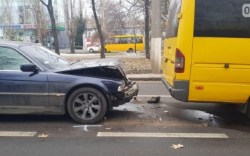 Возле Пушкинского кольца иномарка врезалась в микроавтобус, виновник ДТП оказался в розыске