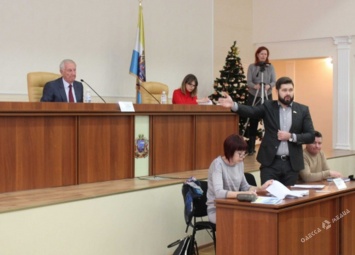 Сессия Черноморского горсовета утвердила новый состав постоянных депутатских комиссий, и обратились к президенту