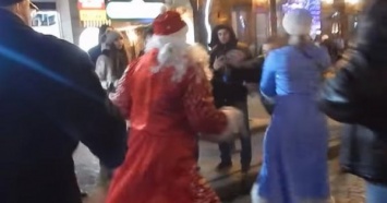 Деды Морозы устроили кровавое побоище в центре Одессы (ВИДЕО)