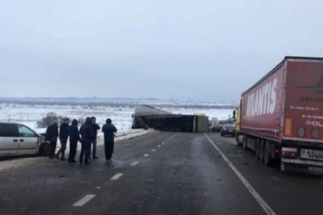 Из-за перевернувшейся фуры частично перекрыта международная трасса во Львовской области