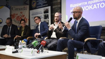 Яценюк, Петренко и Йованович открыли Межрегиональный правовой клуб в Киеве