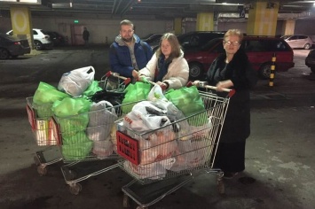 Московские активисты передали теплые вещи и продукты военнопленным морякам