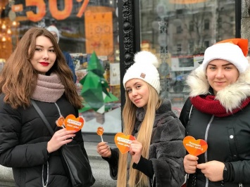 В День святого Николая в четырех городах Украины прошел флешмоб Передай добро дальше