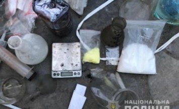 На Днепропетровщине ранее судимый мужчина занимался подпольным производством метамфетамина и марихуаны (ФОТО)