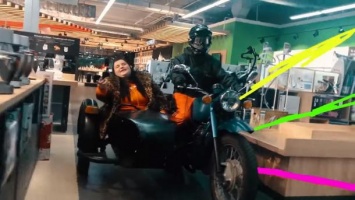 "Оставляю свой дом": alyona alyona сняла клип, как едет из Барышевки на мотоцикле с коляской