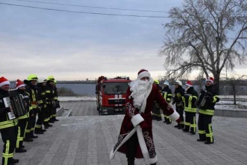 Спасатели Днепра сняли новогодний шуточный клип о пожарной безопасности