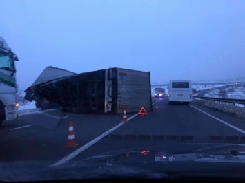 Во Львовской области на трассе перевернулась фура и второй день парализует движение. Фото