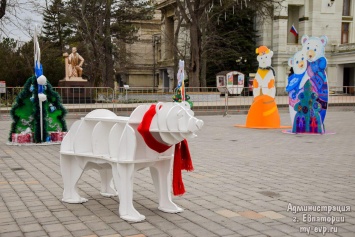 Белые медведи на Театральной площади в Евпатории ждут жителей и гостей города