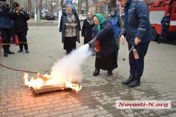 В Николаевском соборе бабушек учили тушить пожар