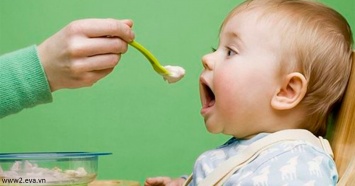 Кормить детей твердой едой до 6 месяцев - вредно и опасно! Вот почему