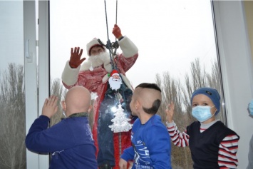 Дед Мороз постучал в окна отделений областной детской клинической больницы. ФОТО