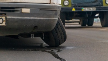 В Днепре на Старом мосту у маршрутки отпало колесо