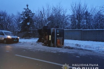 Под Киевом перевернулась маршрутка, почти 10 человек пострадало