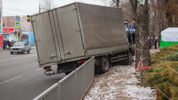 В Днепре на Тополе у грузовика отказали тормоза и он снес забор