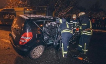 В центре Киева столкнулись Mercedes и аршрутка: есть жертвы (ФОТО)