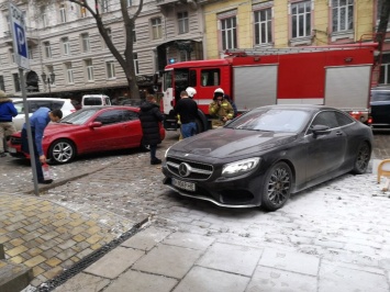 Стало известно, кому принадлежит подожженный на Дерибасовской Mercedes