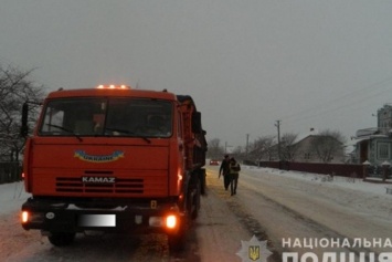 Водитель грузовика не заметил пьяного отдыхающего на дороге