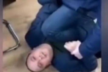 В собственном кабинете чиновник ударил женщину и получил сдачу (видео)