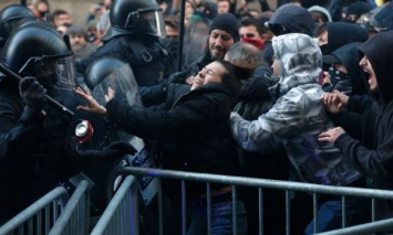 В ходе протестов в Барселоне пострадали более 60 человек