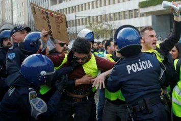 "Желтые жилеты" столкнулись с полицией в Лиссабоне
