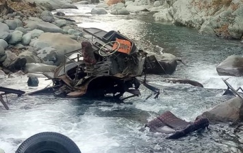 В Непале автобус со студентами рухнул в ущелье: 23 погибших