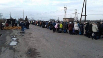 Провокации на КПВВ: люди часами мерзнут в очередях