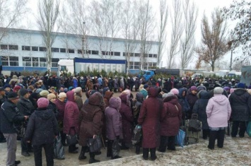 "Назад в СССР": в сети обсуждают огромную очередь за продуктами в Луганске (фото)