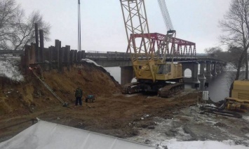 На Полтавщине ремонтируют мост через реку Сула (фото)