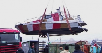 На помощь украинским пограничникам Мариуполя доставили новый катер