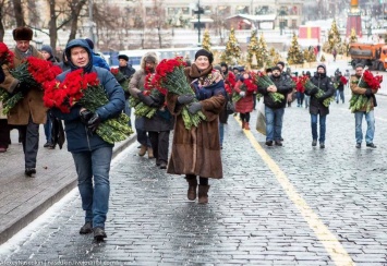 ''Гитлеру забыли'': россиян высмеяли за массовое поклонение Сталину