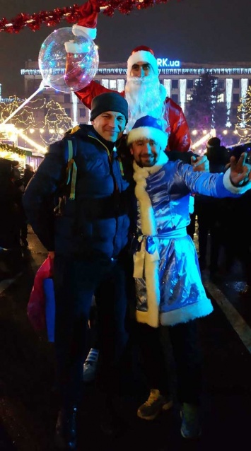 В центре Днепра горожан развлекает двухметровый Дед Мороз