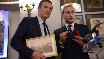 Филонов подарил французскому политику артефакты времен Крымской войны