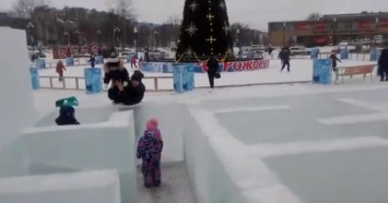К трудностям надо быть готовым с детства: в российском городе построили ледяной лабиринт для детей без входа и выхода