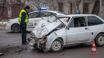 В Днепре на Уральской столкнулись Ford и маршрутка с пассажирами: пострадал мужчина