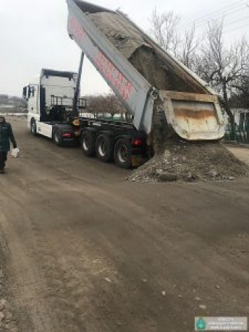 Перевозчики из нескольких городов за свои деньги возвращают проезжаемость дороге Н-14 «Николаев-Кропивницкий». САД контролирует, но не вмешивается