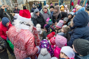Дед Мороз и Снегурочка пришли в гости к детям из Ближних Мельниц (политика)