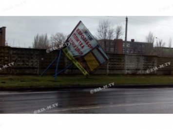 В Мелититополе ветер снес рекламный щит(фото)