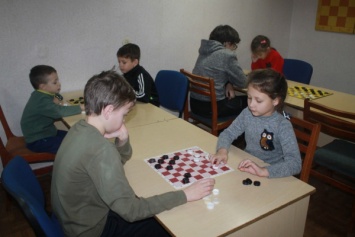 Криворожские шашисты провели последний в этом году турнир и получили подарки от нардепа