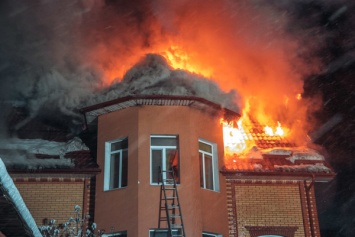 В Киеве масштабный пожар в частном доме тушили 50 спасателей (фото, видео)